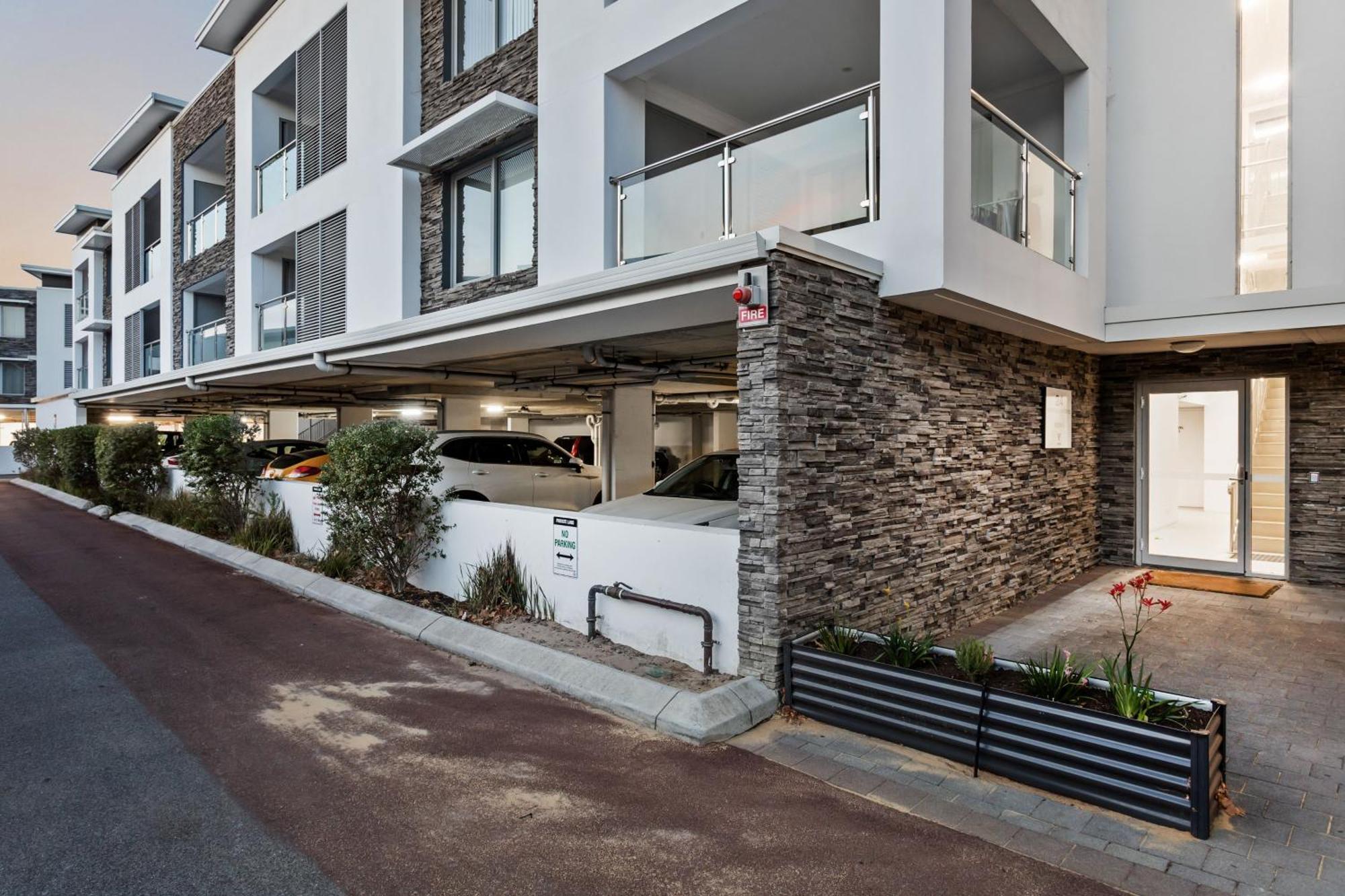 Yaran Suites ロッキンガム エクステリア 写真