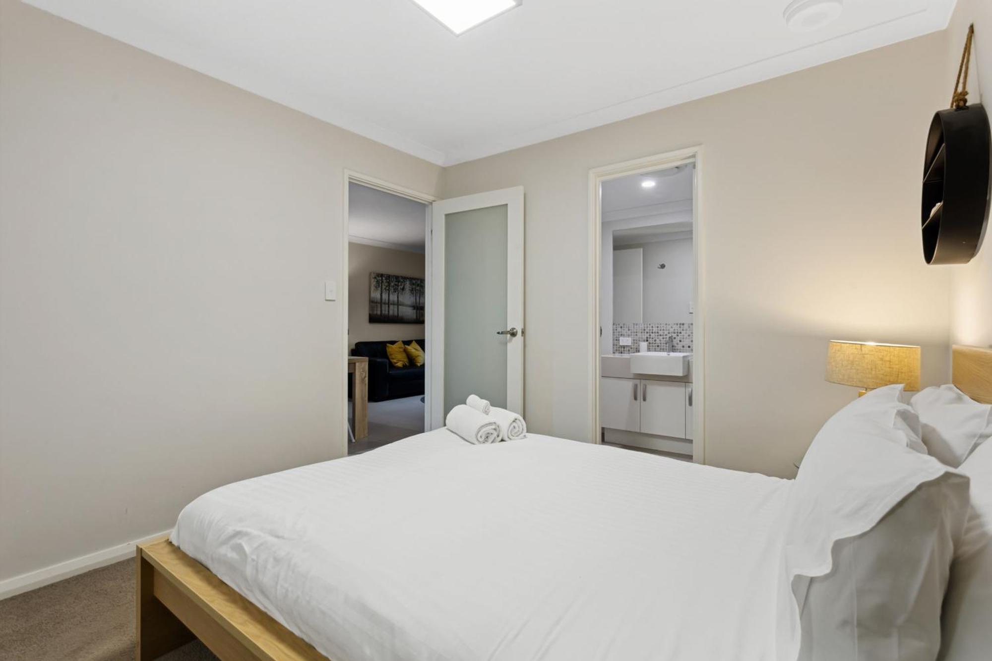 Yaran Suites ロッキンガム エクステリア 写真