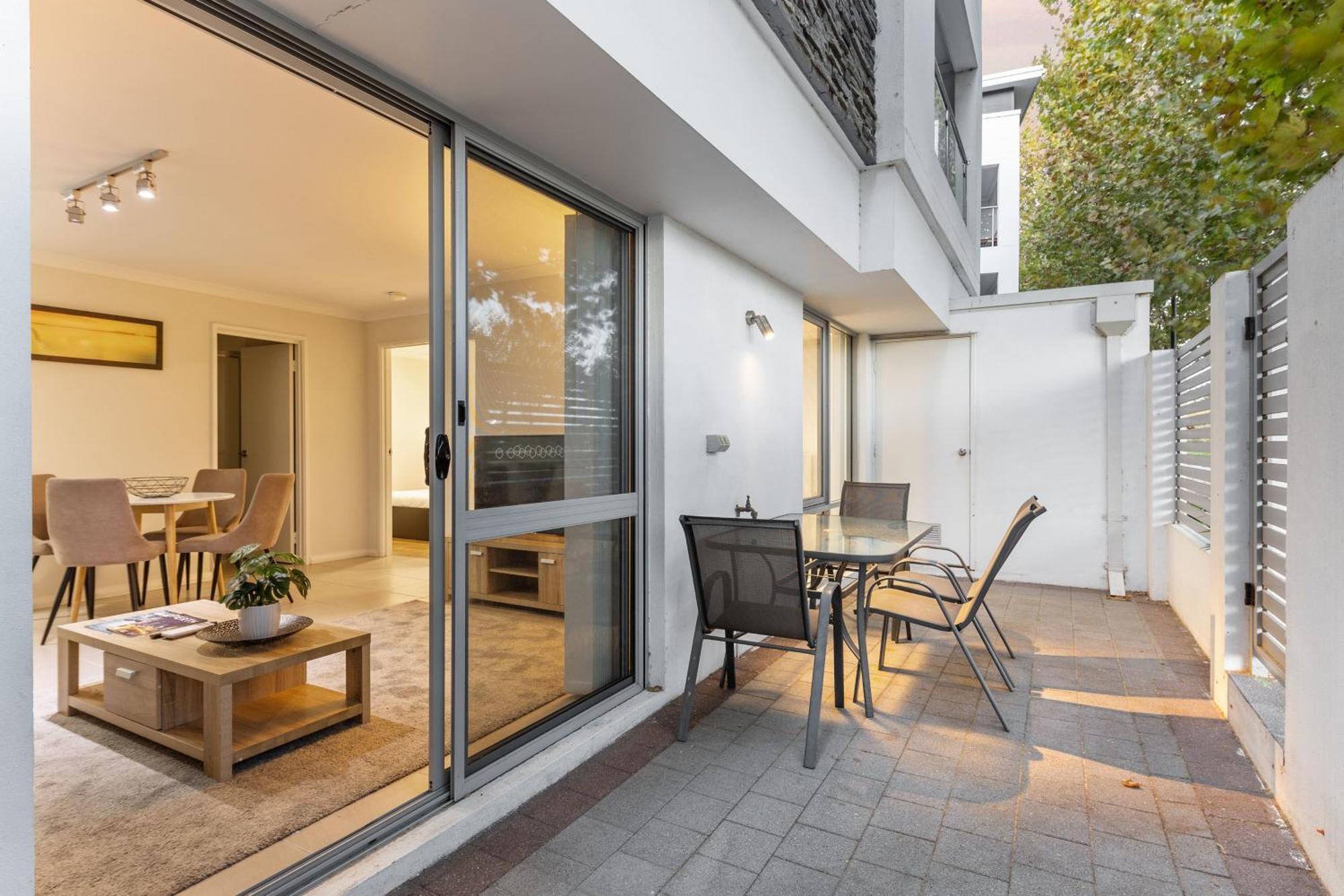 Yaran Suites ロッキンガム エクステリア 写真